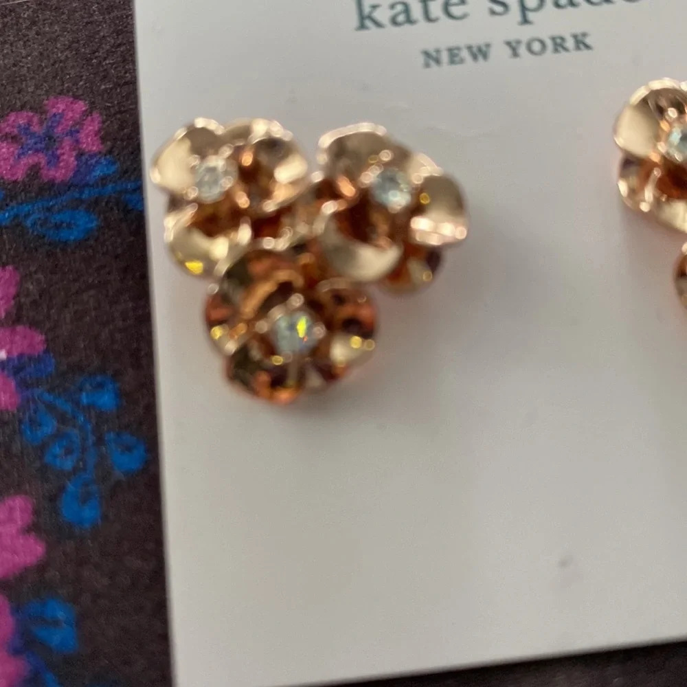 KATE SPADE floral pierced NWT GOLD AND GEM floral DESIGNER EARRINGS.